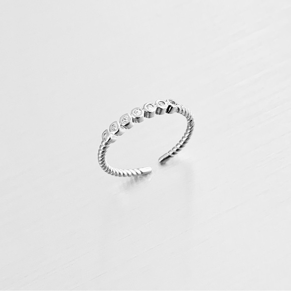 Sterling Silver 7 Tiny CZ Toe Ring, Dainty Rings, Midi Ring, Stackable Jewelry - Picture 2 of 8